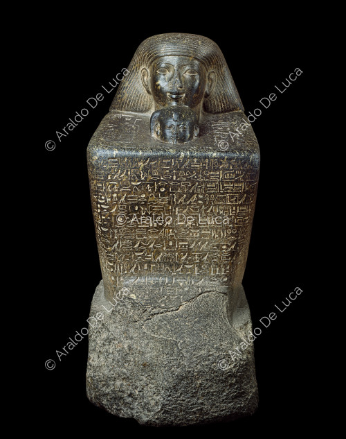 Estatua cúbica de Senenmut con Neferura
