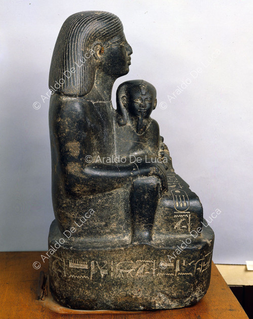 Statue de Senenmut avec Neferura