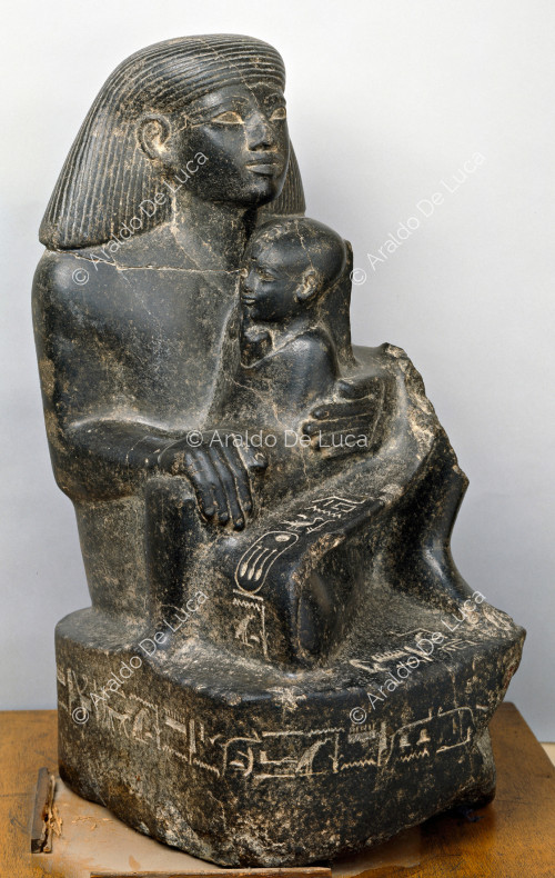 Estatua de Senenmut con Neferura