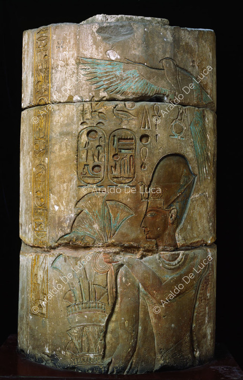 Columna pintada con la imagen de Ramsés II
