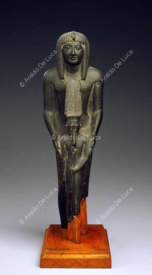 King holding Amun before him