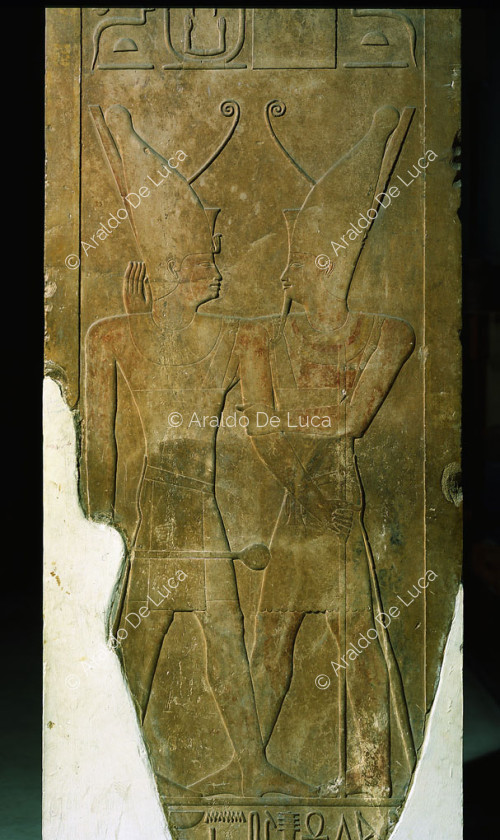 Pilar de Sesostri I. Detalle con Sesostri I y el dios Atum