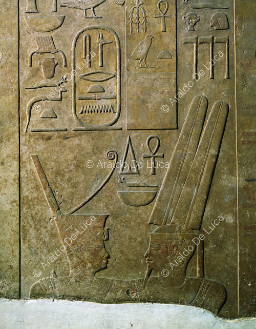 Pilastro di Sesostri I. Particolare con Sesostri I e il dio Amon