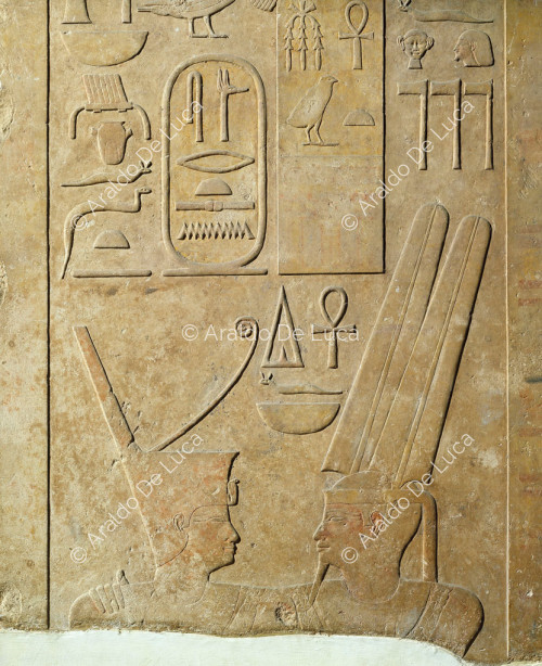 Säule von Sesostri I. Detail mit Sesostri I. und dem Gott Amun