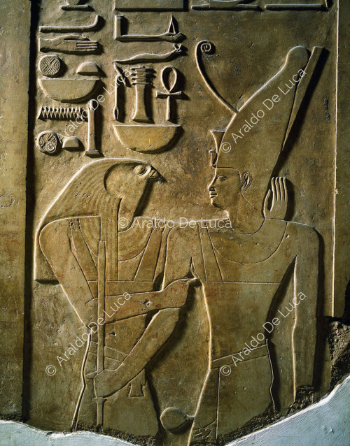 Pilier de Sésostri Ier. Détail avec Sésostri Ier et le dieu Horus