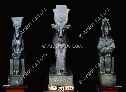 Skulpturen von Isis, Hathor mit Psammeetico und Osiris