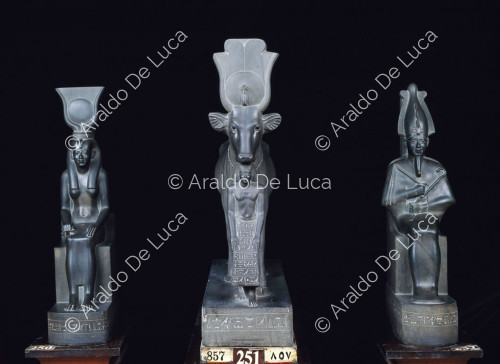 Sculptures d'Isis, d'Hathor avec Psammétique et d'Osiris