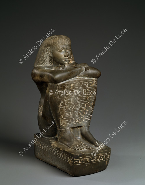 Estatua cúbica de Hor, hijo de Ankhonsu