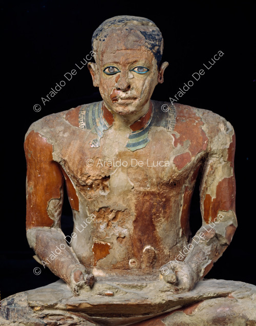 Estatua de Mitra como escriba