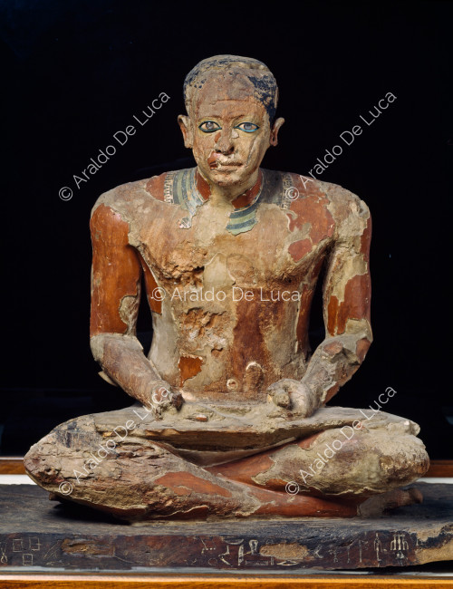 Estatua de Mitra como escriba