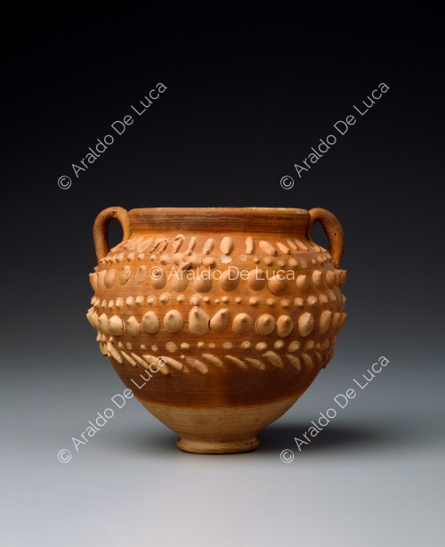 Dünnwandige Vase mit Dekoration