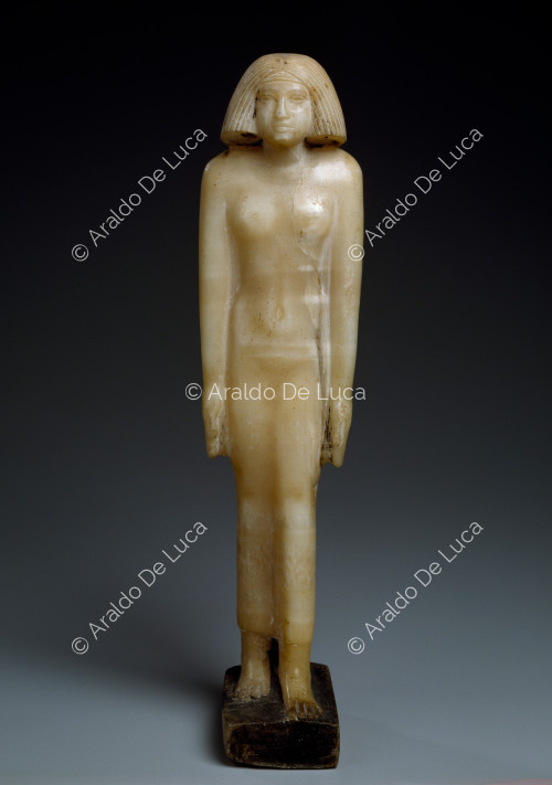 Statue einer stehenden Frau
