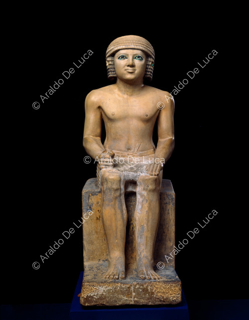 Statue einer sitzenden männlichen Figur