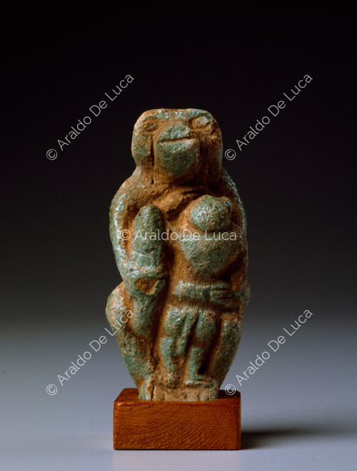 Baboon figure with baby in arms