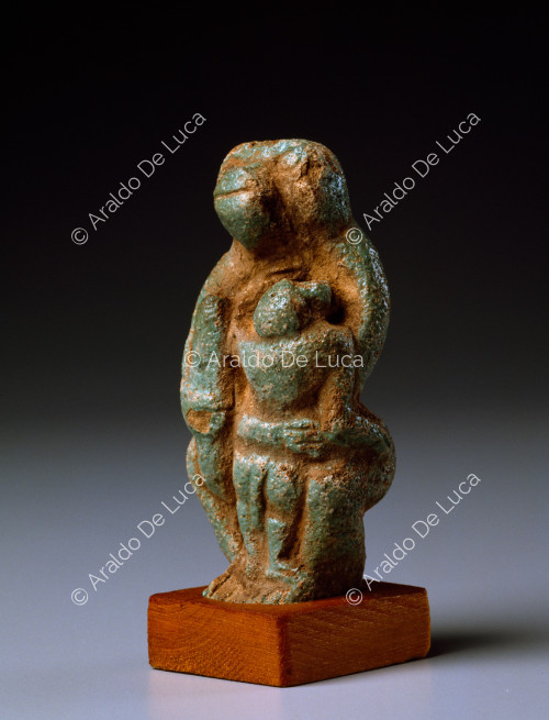 Baboon figure with baby in arms