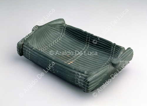 Basket-shaped tray