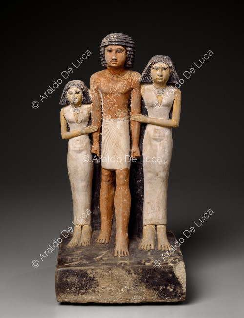 Statue de Meresankh avec ses deux filles