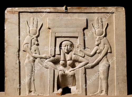 Modèle de sculpteur représentant une femme en train d'accoucher
