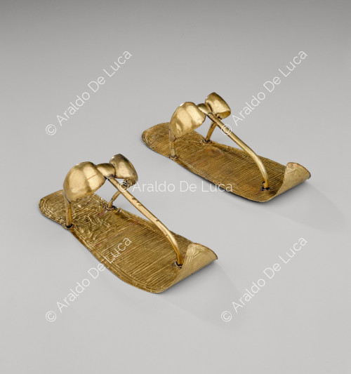 Trésor de Toutânkhamon. Sandales en or
