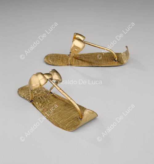 Trésor de Toutânkhamon. Sandales en or