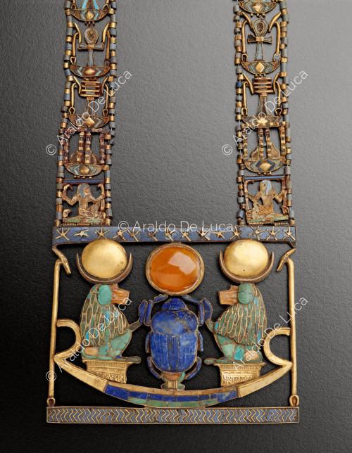 Schatz des Tutanchamun. Halskette mit solarbootförmigem Brustpanzer