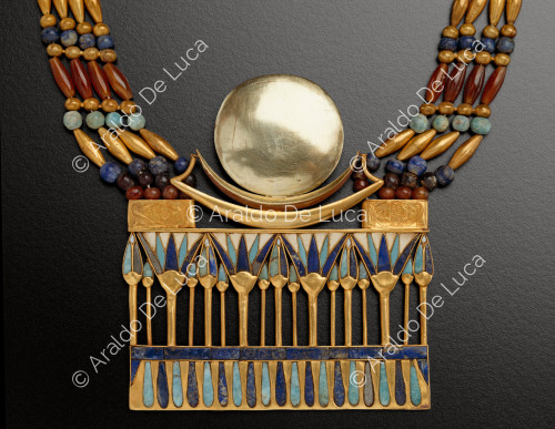 Tesoro de Tutankamón. Collar con pectoral en forma de barco lunar