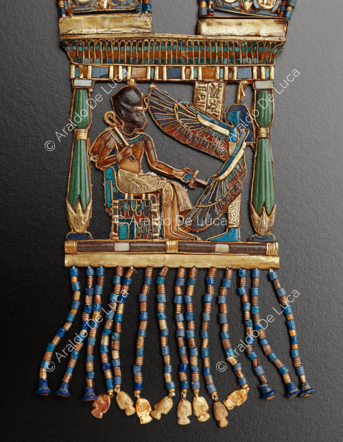 Der Schatz des Tutanchamun. Lätzchen mit Tutanchamun und der Göttin Maat
