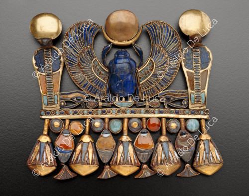 Schatz des Tutanchamun. Pektoral mit dem Namen des Herrschers und einem Rahmen aus Lotusblumen