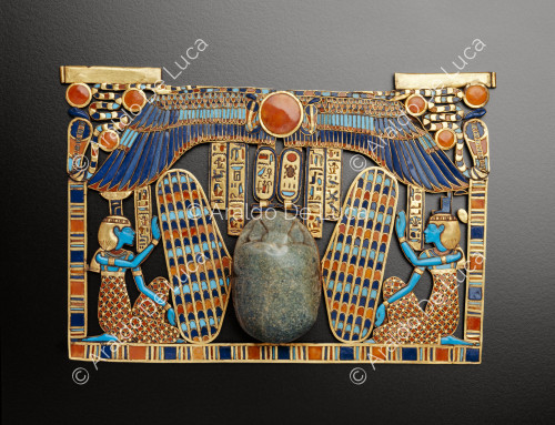 Schatz des Tutanchamun. Pektorale mit geflügeltem Skarabäus, Isis und Nephthys