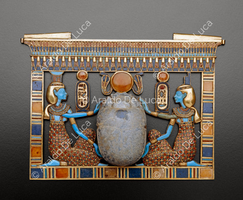 Tesoro de Tutankamón. Pectoral que representa un escarabajo con Isis y Neftis.
