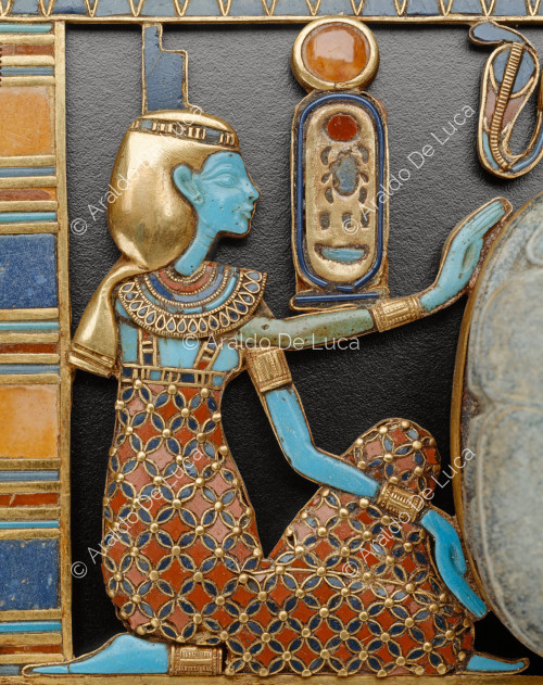 Lätzchen mit der Darstellung eines Skarabäus mit Isis und Nephthys