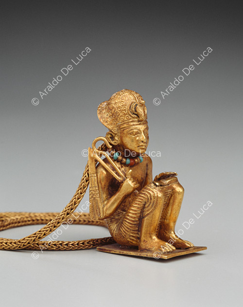 Statuette en or représentant le souverain accroupi