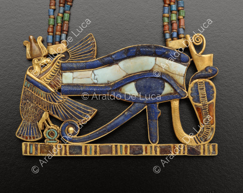 Tesoro de Tutankhamón. Collar con pectoral en forma de ojo Udjat