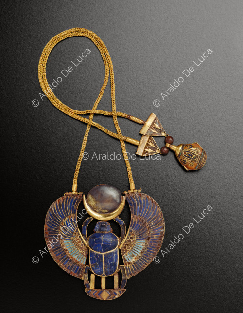Schatz des Tutanchamun. Halskette mit Pektoral, das den geflügelten Skarabäus darstellt