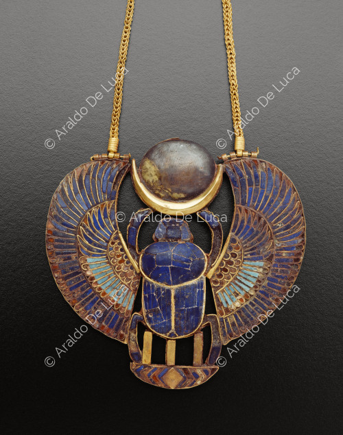 Necklace with a pendante with the shape of a winged scarab 