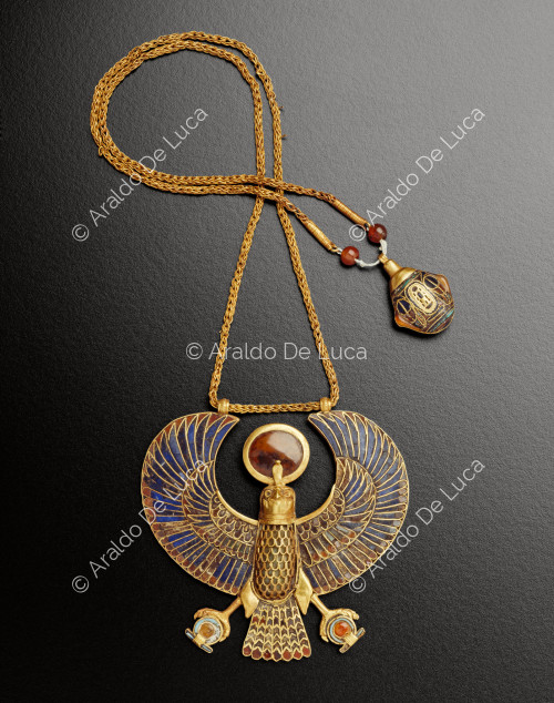Der Schatz des Tutanchamun. Halskette mit Anhänger, der einen Falken darstellt