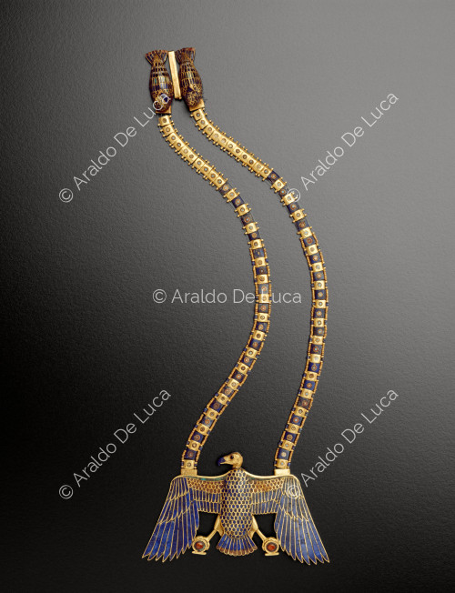 Schatz des Tutanchamun. Halskette mit Pektoral, das einen Geier darstellt