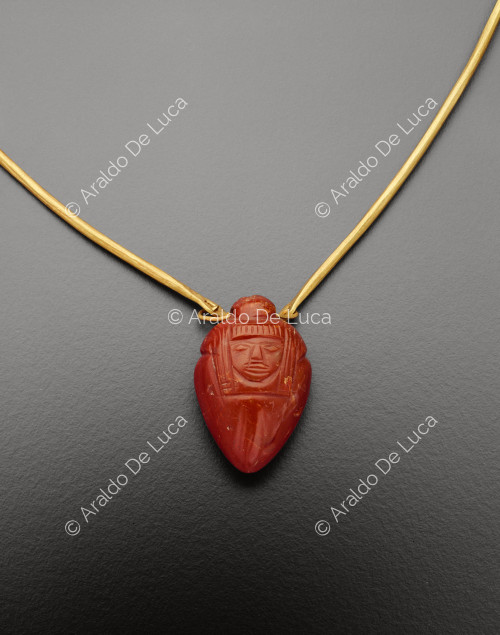 Necklace with a cornelian in the centre