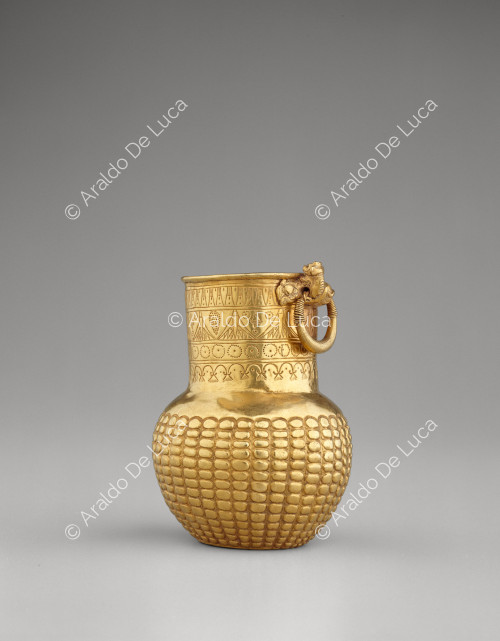 Vase mit kuhförmigem Henkel