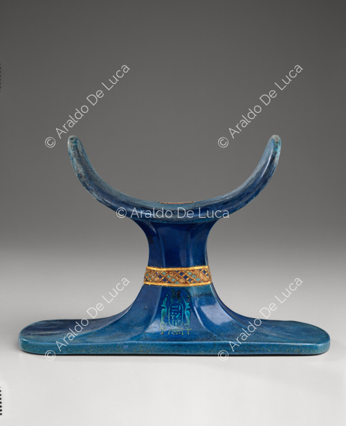 Blue faience headrest