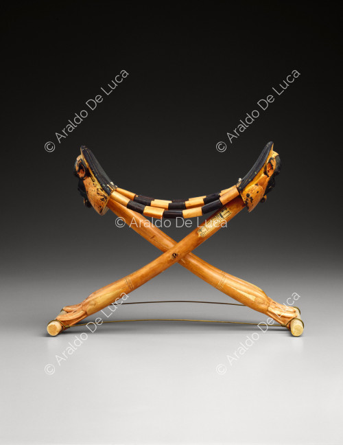 Folding stool-shaped headrest