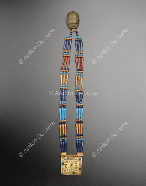 Der Schatz des Tutanchamun. Halskette mit Gegengewicht, das einen Skarabäus darstellt