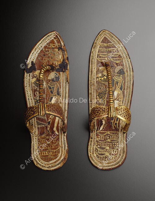 Tesoro de Tutankamón. Sandalias con representaciones de enemigos