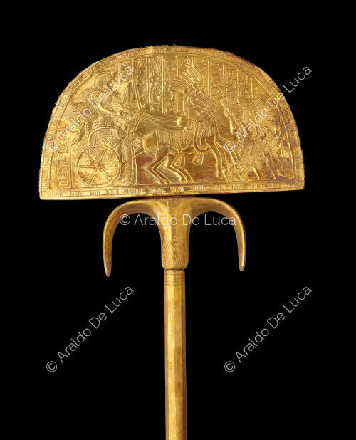 Tesoro de Tutankamón. Mayal de pluma de avestruz. Detalle de la placa