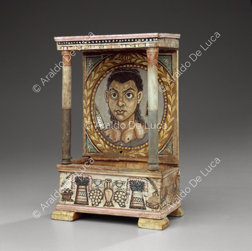 Altar de madera con retrato femenino