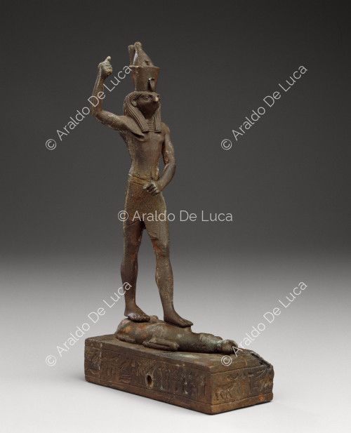 Bronzestatuette, die den Gott Horus auf einem Steinbock stehend darstellt