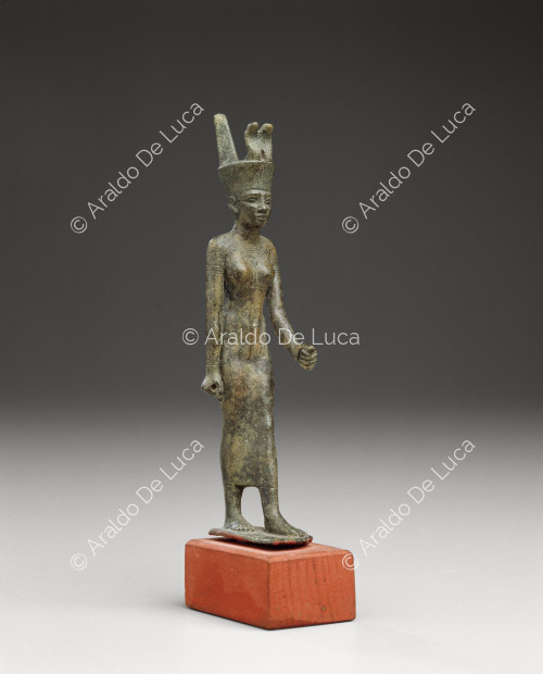 Estatuilla de bronce de la diosa Neith incedente