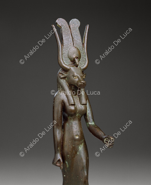 Estatuilla de bronce de la diosa Hathor de pie