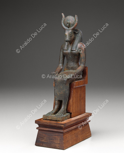 Estatuilla de bronce de la diosa Hathor sentada