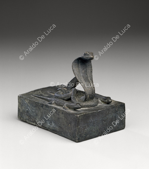 Bronze statuette depicting a cobra with two lizards